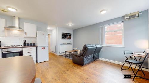Cardiff city centre and free parking photo 25