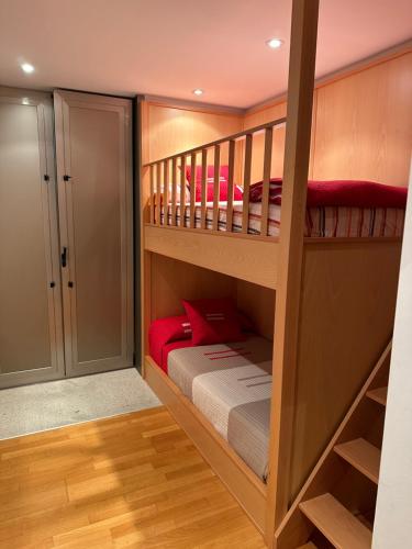 a bunk bed room with two bunk beds at Forever FOZ in Foz