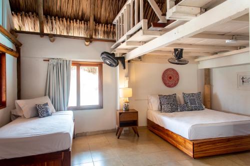 1 dormitorio con 2 camas y ventana en Hotel Isla del Sol, en Isla Grande