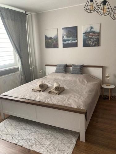 1 dormitorio con 1 cama con toallas en Útulný apartmán blízko centra, en Michalovce