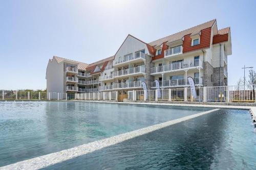 - une piscine en face d'un immeuble dans l'établissement 2 Ch Appt 63m² 4/6P. + piscine 4 mn plage & centre, à Camiers