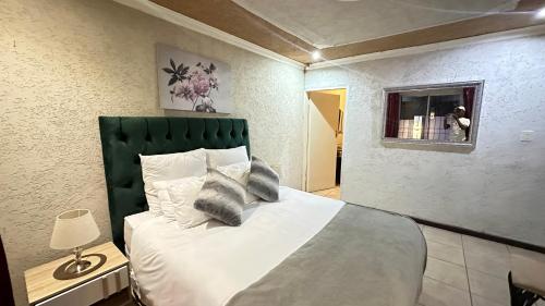 Ένα ή περισσότερα κρεβάτια σε δωμάτιο στο Nyasa Guest Home in Johannesburg