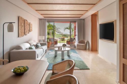un soggiorno con divano e tavolo di The Ritz-Carlton Tenerife, Abama a Guía de Isora