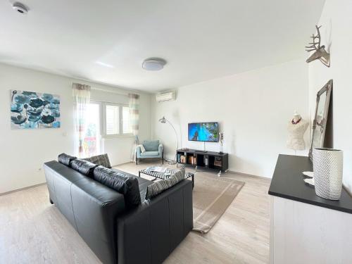 Televisyen dan/atau pusat hiburan di Apartments Sea & Sky
