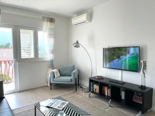 Televisyen dan/atau pusat hiburan di Apartments Sea & Sky