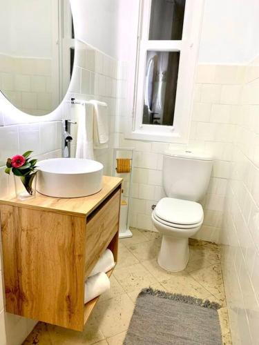 a bathroom with a sink and a toilet and a mirror at casa ribeiro in Ribadavia