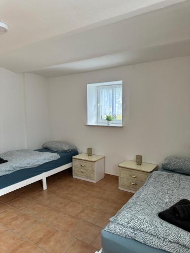 a bedroom with two beds and a window at Knuffige Ferienwohnung im Herzen von Haiger in Haiger