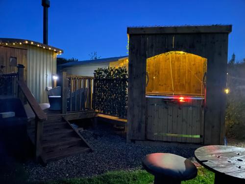 Oakley View Shepherds Hut with hot tub photo 40