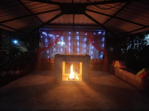 una chimenea en una tienda con fuego por la noche en Cabañas Horeb, en Tena