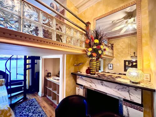 sala de estar con chimenea y espejo en The International Cozy Inn, en Nueva York