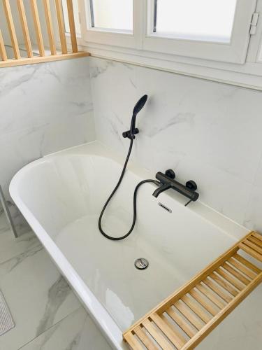 un cordon noir est assis sur une table blanche dans l'établissement Appartement vieux Tours 6 personnes, à Tours