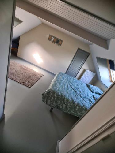 - une chambre avec un lit dans l'établissement Maison atypique proche plages, forêts, sites touristiques, à Outreau