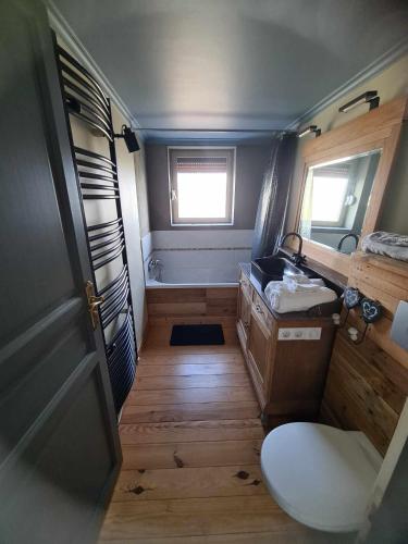 une petite salle de bain avec toilettes et lavabo dans l'établissement Maison atypique proche plages, forêts, sites touristiques, à Outreau