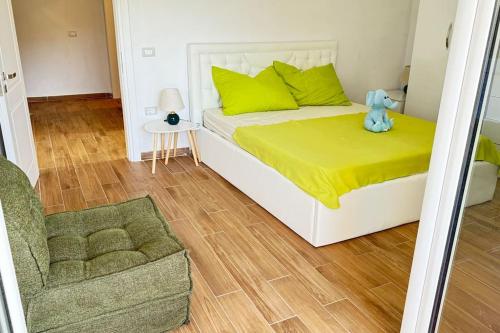 - une chambre avec un lit doté d'un ours en peluche dans l'établissement BS Apartment 5, à Durrës