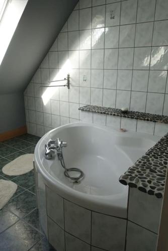 La salle de bains est pourvue d'une baignoire avec éclairage. dans l'établissement Gîte Océanite - Kerlouan, à Kerlouan