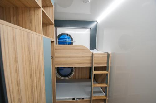 a room with a closet with a washing machine in it at Hausboot Moin Madita in exklusiver Lage in Schleswig