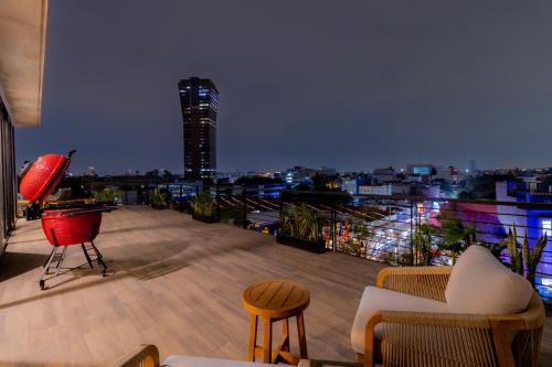 balcón con vistas a la ciudad por la noche en Capitalia - Apartments - Downtown del Valle en Ciudad de México