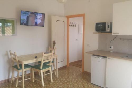 cocina con mesa y sillas en una habitación en Casa Rosa sopra la Costiera, en San Lazzaro Agerola