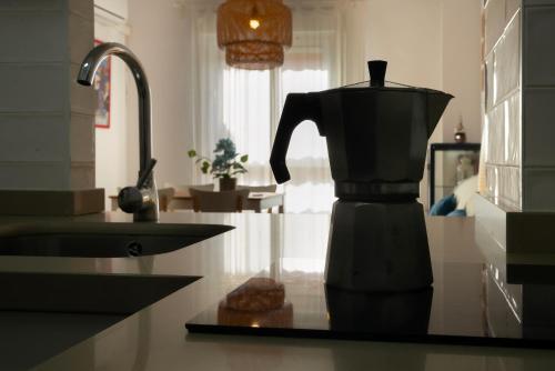 una cafetera sentada en una encimera en una cocina en HOME@PORVENIR VFT/SE/03555, en Sevilla
