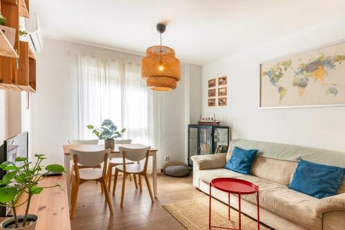 ein Wohnzimmer mit einem Sofa und einem Tisch in der Unterkunft HOME@PORVENIR VFT/SE/03555 in Sevilla