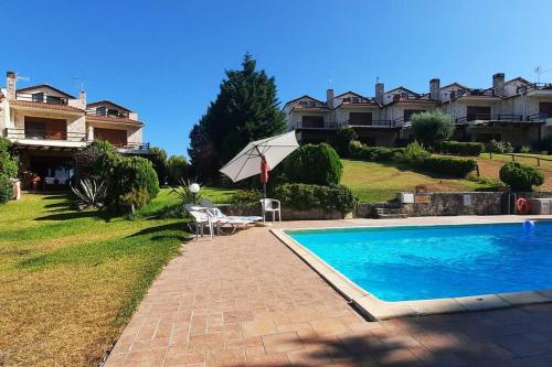 Πισίνα στο ή κοντά στο Spacious 3 bed house with sea view