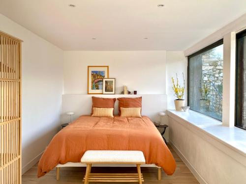 une chambre avec un lit et une fenêtre dans l'établissement Auberge du Boisset, à Saint-Martin-de-Castillon