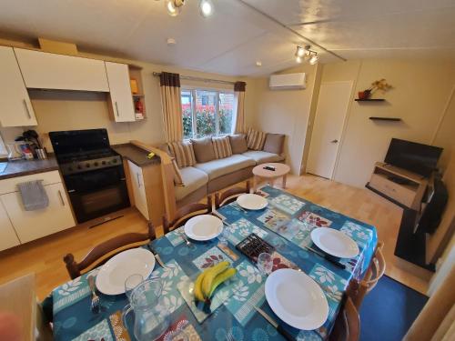 d'un salon avec une table et des plaques de cuisson. dans l'établissement Mobilhome de 45 m2 - Camping siblu La Réserve 4****, à Gastes