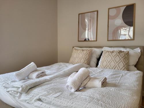 a white bed with towels on top of it at SiOUX stilvoll eingerichtete Apartments im Stadtkern I NETFLIX I NESPRESSO I in Kaufbeuren