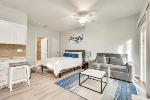 巴拿马城海滩Sunny PCB Studio, 2 Min Walk To Laguna Beach!的客厅配有床和沙发