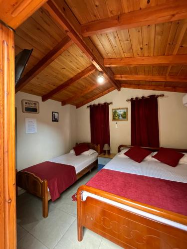 Katil atau katil-katil dalam bilik di ROOMS EMILIANO Castle of Kruja