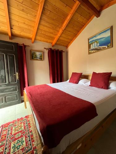 Katil atau katil-katil dalam bilik di ROOMS EMILIANO Castle of Kruja