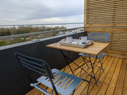 un balcon avec une table et des chaises sur une terrasse dans l'établissement COSY EVASION, à Blaye