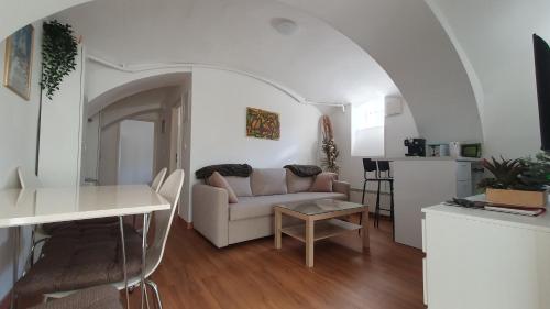 uma sala de estar com um sofá e uma mesa em Quiet corner em Varaždin