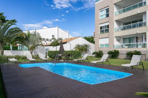 uma piscina em frente a um edifício em Varanda com Churrasqueira e Vista MAR #CHA06 em Florianópolis