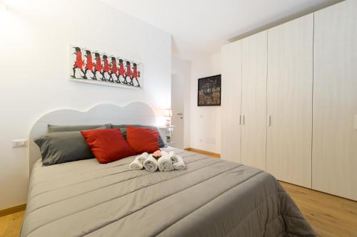 Suite Casa dell'Eden vicino F1/San Gerardo/Monza في ليسّوني: غرفة نوم بسرير كبير عليها حشرتين محشوتين