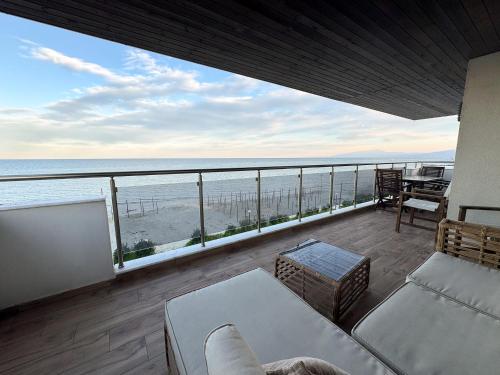 Aqua Mare Luxury Apartments في باراليا كاتيرينّيس: غرفة معيشة مطلة على المحيط