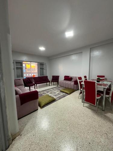 - un salon avec un canapé et une table dans l'établissement comfortable home, à Aït Saïd