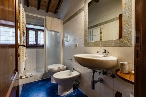 a bathroom with a sink and a toilet at Villa Palazzo Bello con piscina e AC - Cetona in Cetona