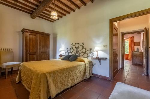 a bedroom with a large bed in a room at Villa Palazzo Bello con piscina e AC - Cetona in Cetona