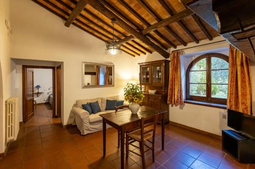 a living room with a couch and a table at Villa Palazzo Bello con piscina e AC - Cetona in Cetona