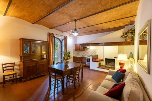 a living room with a couch and a table at Villa Palazzo Bello con piscina e AC - Cetona in Cetona