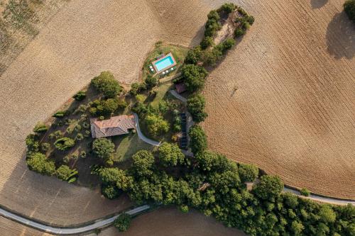 an aerial view of a field with trees and a house at Villa Palazzo Bello con piscina e AC - Cetona in Cetona