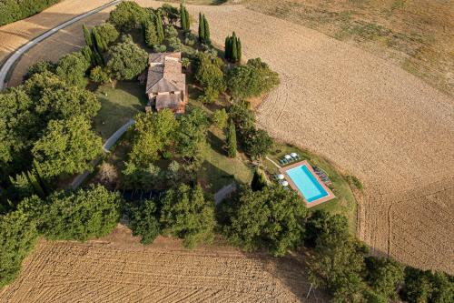 an overhead view of a house and a pool in a field at Villa Palazzo Bello con piscina e AC - Cetona in Cetona