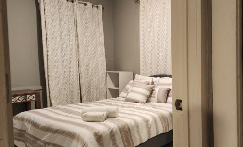 een slaapkamer met een bed met witte lakens en kussens bij Miami - Brickell - Beaches in Miami