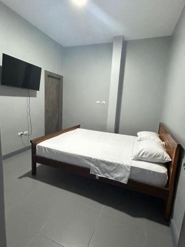 a bedroom with a bed and a flat screen tv at Hotel Ipanema Beach by Majestic in Salinas