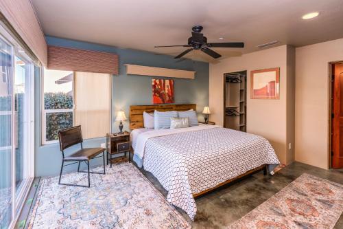 1 dormitorio con 1 cama, 1 silla y 1 ventana en Cozy Cactus Resort sorta-kinda en Sedona