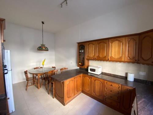 مطبخ أو مطبخ صغير في Spacious room with 2 single beds shared bathroom, st Julians