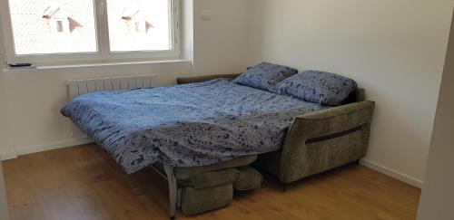 Un pat sau paturi într-o cameră la Studio avec terrasse hyper centre Colmar