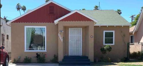 una pequeña casa con techo rojo en Cozy 1-bedroom in a Brazilian home, en Los Ángeles