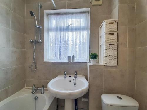 łazienka z umywalką, toaletą i oknem w obiekcie I Luv London Too! 1Bed Stunnin Home Sleeps 3! w Londynie